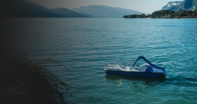 Ein blaues Tretboot ohne Insassen treibt auf einem See
